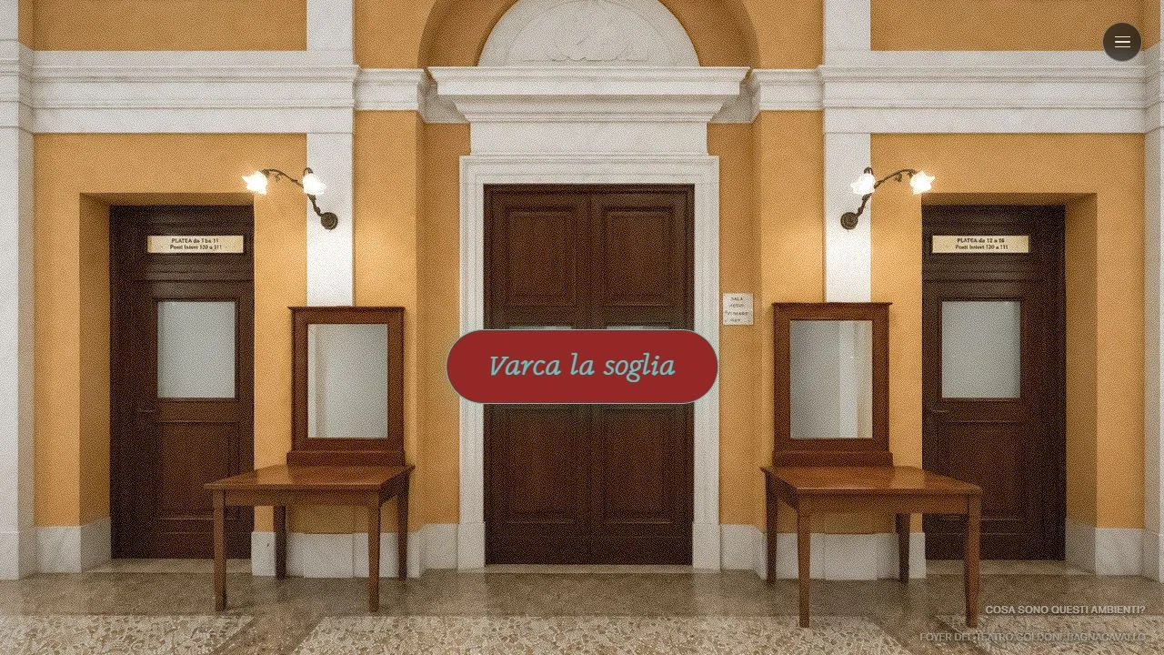 L’ingresso: il titolo si compone lettera per lettera, poi il foyer a porte chiuse.